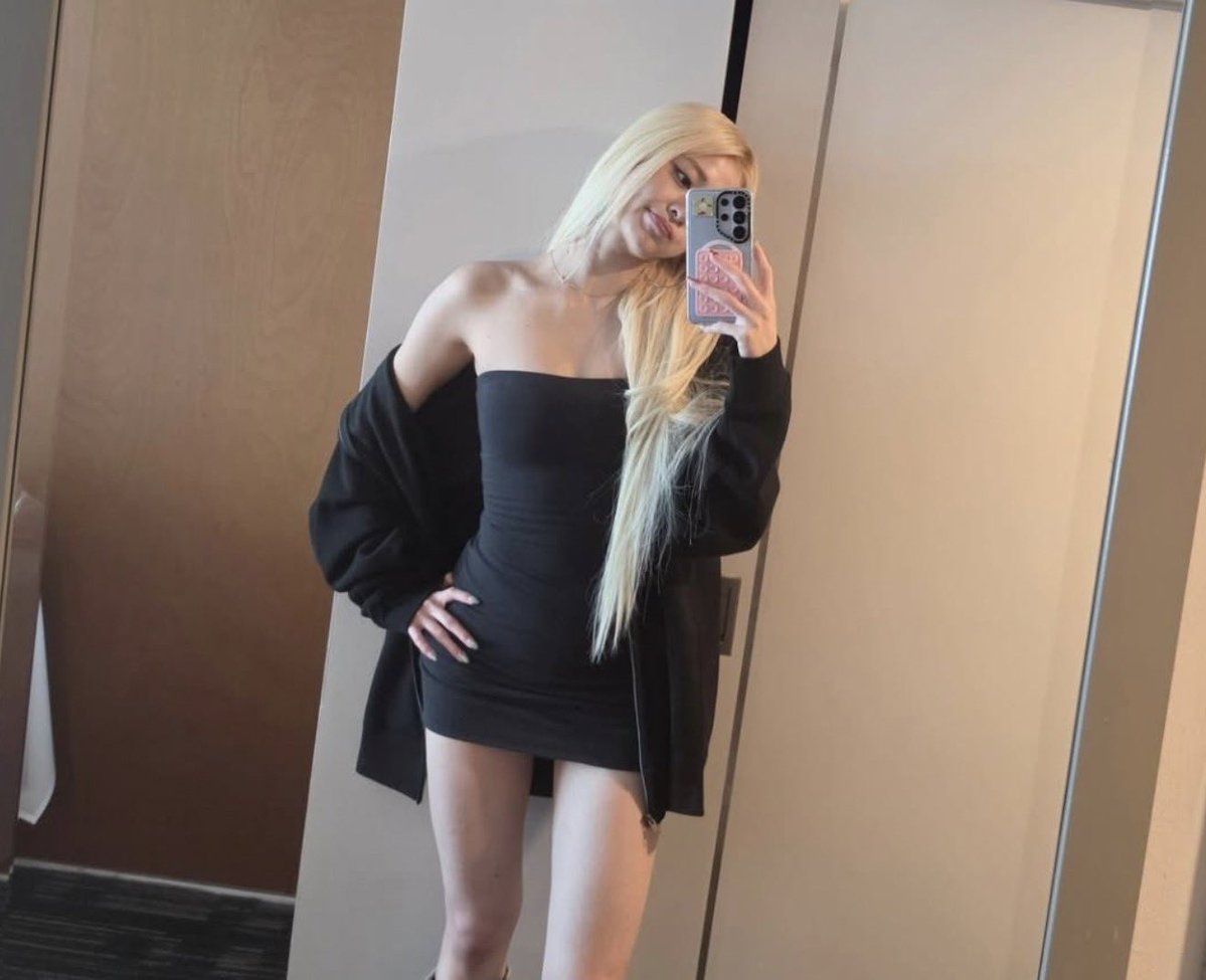 jenaissante's tweet photo. i love when she looks hot and she does the :] face https://t.co/rtEwekpwZk