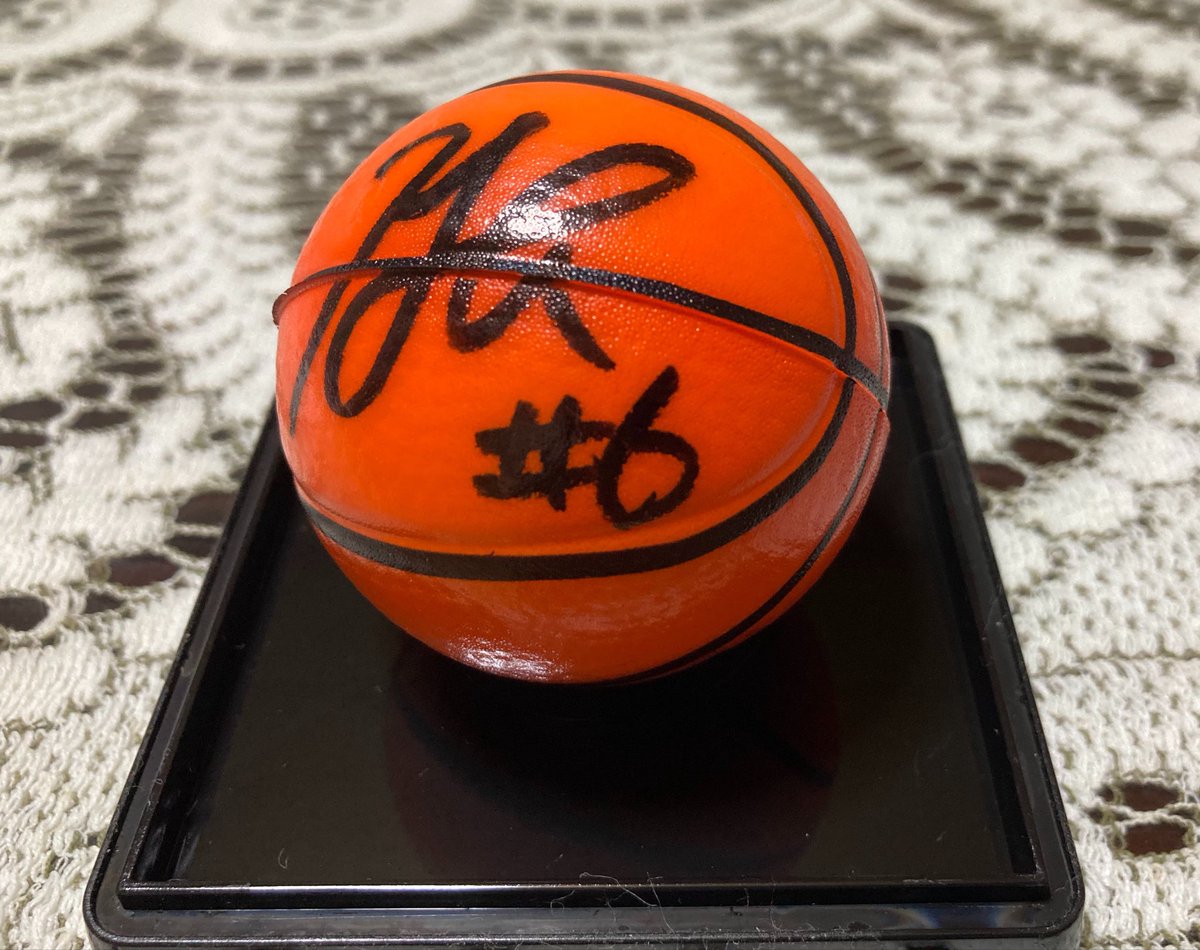tomo_LEDM's tweet photo. 平選手
八王子へ行っても、その体をいかして、頑張ってください💪

2025-2026シーズン始めのパーティーの時「ゴツくなったね」とびっくりしました🫢
きっと八王子も美味しいもの沢山ありますよ🍚

２つあるサインボールの一つは、平選手‼︎ https://t.co/S60TpSH7lb