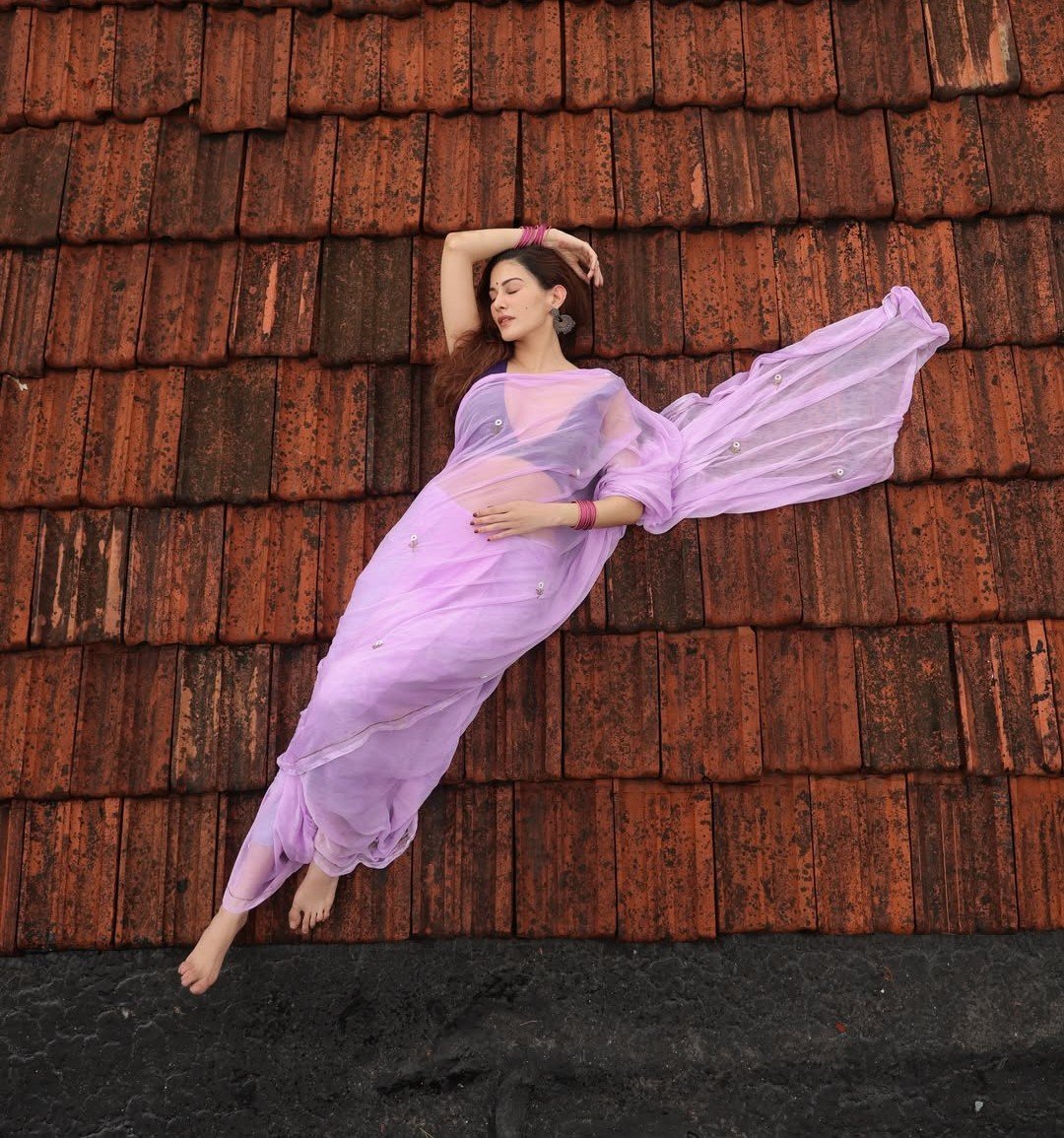 pratheepchnai's tweet photo. A Roof, a Saree and a Nice Photography 🩷💙🤩 https://t.co/WRJgptbN9R