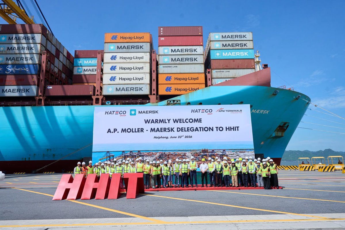 ThomasLindegard's tweet photo. Visiting HHIT Container Terminal at Haiphong together with the @Maersk Board of Directors, Chairman @RobertUggla and our CEO @VincentClerc_m . Thank you to the Hateco Chairman Mr. Tran Van Ky and his team for the great experience and hospitality!
#Hateco #Maersk https://t.co/6WLUXjGG7T