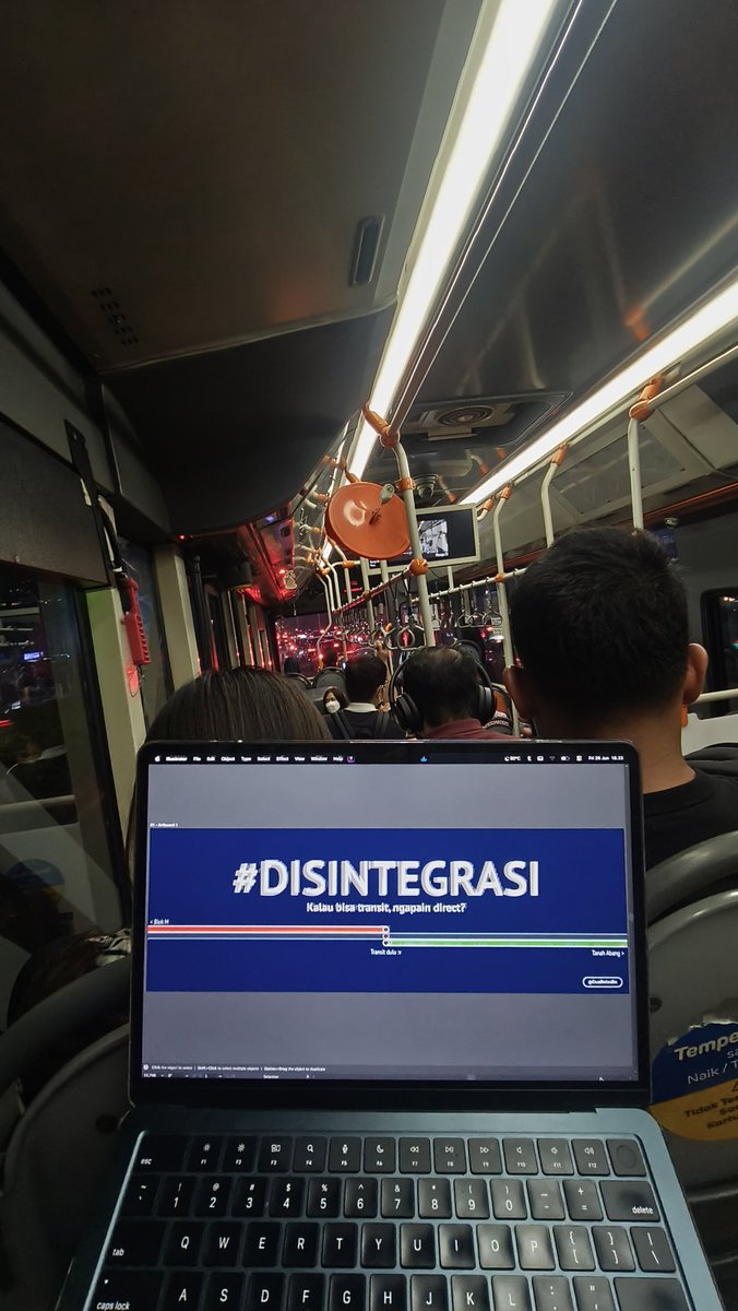 DuaBelasBe's tweet photo. Merayakan 499 Tahun Jakarta yang bumper video nya mengagung agungkan Transjabodetabek dan bilang membuat transportasi yang terintegrasi. Namun di waktu yang sama juga mematikan rute yang berdampak pada mobilitas warga nya #Disintegrasi https://t.co/ty7kB3Afjs