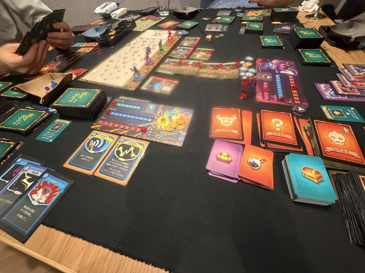 Aqua_field's tweet photo. 今日は休みをとって2泊3日のボードゲーム合宿！！♟️🎲✨

お酒飲んで美味しいもの食べてスレスパなう🃏

最高の週末だ…！
荷物重すぎて電車死にかけたけど…🫠

#ボードゲーム
#SlaytheSpire https://t.co/jsxTAL7XoR