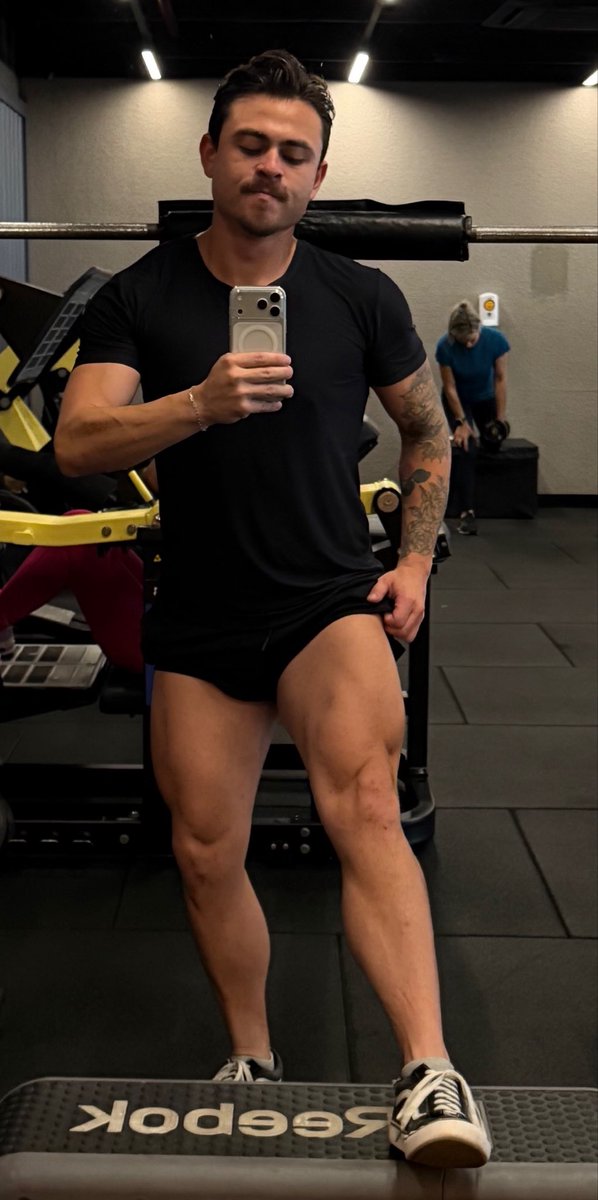 eusakamoto's tweet photo. Leg day 🍗🍗 https://t.co/w5sEyNkYZN