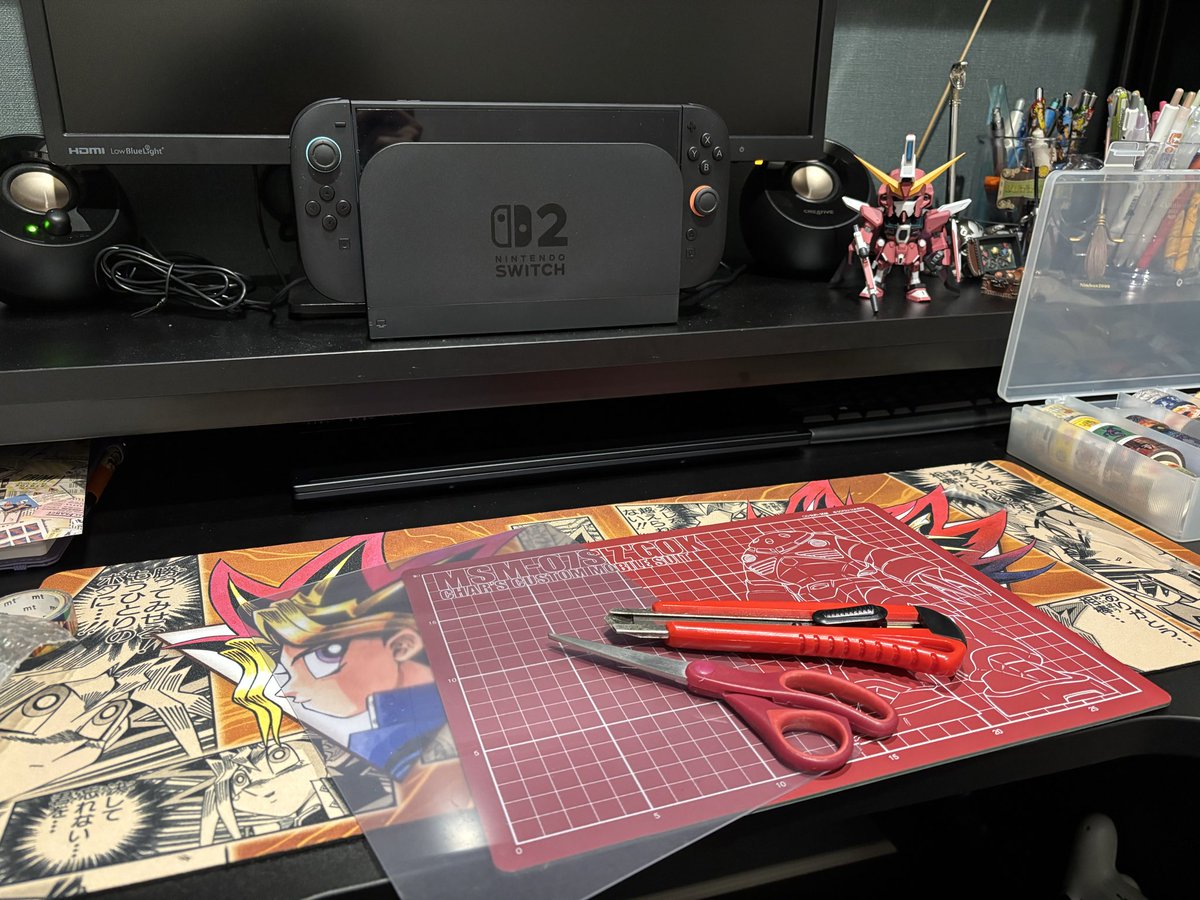 obanzai_game's tweet photo. メルカリの梱包中、部屋に入ってきた旦那氏に「男子すぎる」言われた私のデスク https://t.co/Rn3k3CgYv5