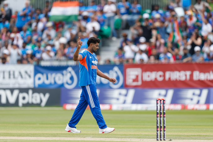 Double delight for Harshit Rana ✌️ Three down for Ireland 🔥
