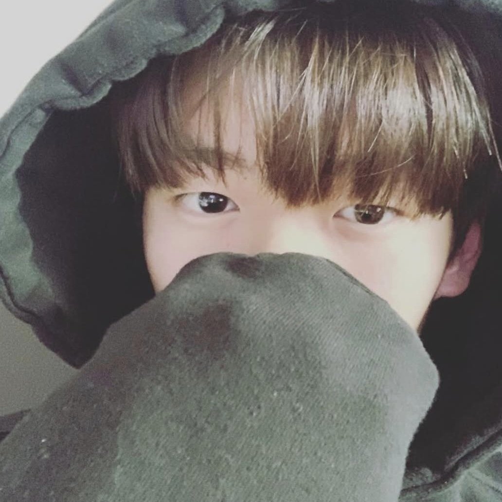 znluvssh's tweet photo. 왼쪽은 축구부 남친 같고 오른쪽은 걍 애기 https://t.co/q2IJyoLt9Q