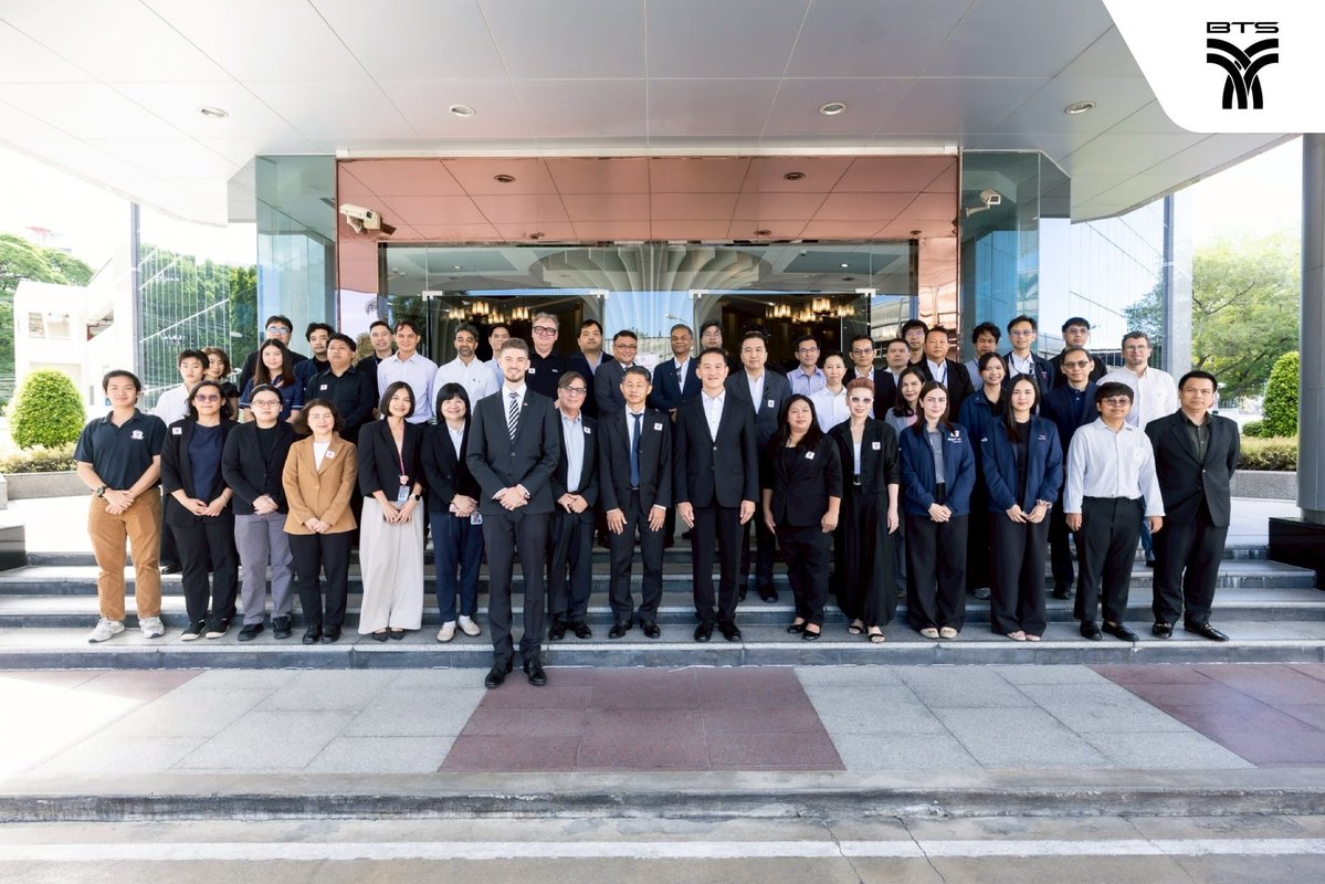BTS_SkyTrain's tweet photo. 🚈 บีทีเอส ให้การต้อนรับ สมาคมระบบราง เยอรมัน - ไทย (The German - Thai Railway Association - GTRA) 

🗓️ เมื่อวันที่ 24 มิถุนายน ที่ผ่านมา บีทีเอสได้มีโอกาสต้อนรับคณะเยี่ยมชม และศึกษาดูงานจากสมาคมระบบราง เยอรมัน - ไทย  โดยคุณสุมิตร ศรีสันติธรรม ผู้อำนวยการใหญ่สายปฏิบัติการ บริษัท ระบบขนส่งมวลชนกรุงเทพ จำกัด (มหาชน) และผู้แทนสถานเอกอัครราชทูตเยอรมัน กล่าวพิธีเปิดงาน ก่อนเข้าสู่การสัมนาทางวิชาการ GTRA Workshop ครั้งที่ 13 ในหัวข้อ Railway Sustainability, Intermodality/Connectivity, and Digitalization "Railway Cybersecurity and Connectivity"

🤝🏻 โดยผู้ช่วยศาสตราจารย์ ดร. สรรค์ศิริ ธนชุติวัต อาจารย์ และนักวิจัยประจำภาควิชาวิศวกรรมคอมพิวเตอร์ บัณฑิตวิทยาลัยวิศวกรรมศาสตร์นานาชาติสิรินธร ไทย - เยอรมัน (TGGS) มหาวิทยาลัยเทคโนโลยีพระจอมเกล้าพระนครเหนือ (KMUTNB), คุณอุษณีย์ นามศิริ ผู้จัดการฝ่ายเทคโนโลยีสารสนเทศ บริษัท ระบบขนส่งมวลชนกรุงเทพ จำกัด (มหาชน), คุณอธิภู จิตรานุเคราะห์ รองอธิบดี กรมการขนส่งทางราง, Mr. Christian Mehlhorn, Siemens Mobility Thailand (SMO), คุณอนุชา บุญโรจน์เสรี ผู้จัดการแผนกซ่อมบำรุงระบบอาณัติสัญญาณ บริษัท ระบบขนส่งมวลชนกรุงเทพ จำกัด (มหาชน) และคุณกัญญารัตน์ ตรัยรัตนากร หัวหน้างานซ่อมบำรุงอิเล็กทรอนิกส์ บริษัท ระบบขนส่งมวลชนกรุงเทพ จำกัด (มหาชน) ได้สัมมนาแลกเปลี่ยนความรู้ และประสบการณ์ ก่อนเยี่ยมชมศูนย์ควบคุมการเดินรถไฟฟ้าบีทีเอส หมอชิต

😊 บีทีเอส รู้สึกยินดีเป็นอย่างยิ่งที่ได้ต้อนรับทุกท่าน และขอขอบคุณสมาคมระบบราง เยอรมัน - ไทย ที่มาแลกเปลี่ยนองค์ความรู้ด้านเทคโนโลยี และความมั่นคงปลอดภัยไซเบอร์ ตลอดจนสนับสนุนการพัฒนาระบบขนส่งทางรางให้มีความปลอดภัย มีประสิทธิภาพ และรองรับการให้บริการในยุคดิจิทัลอย่างยั่งยืนครับ

#รถไฟฟ้าบีทีเอส #BTSSKYTRAIN #สมาคมระบบรางเยอรมันไทย #GTRA