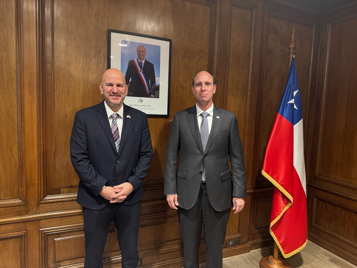 USAmbCL's tweet photo. Combatir al crimen organizado exige cooperación. Con el ministro Arrau @martinarrau  conversamos ayer sobre cómo fortalecer nuestras acciones para enfrentar la delincuencia, detener a los narcotraficantes y reforzar la seguridad en nuestras fronteras. Cuando Chile y Estados Unidos trabajan juntos, nuestras comunidades son más seguras. @minsegpublicacl