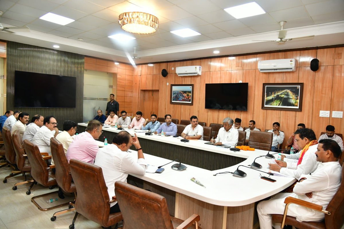 aksharmaBharat's tweet photo. आज प्रयागराज में माननीय जनप्रतिनिधिगण की उपस्थिति में ऊर्जा विभाग के स्थानिक उच्च अधिकारियों के साथ बैठक कर आरडीएसएस, बिज़नेस प्लान के तहत हो रहे विभिन्न विकास कार्यों सहित क्षेत्र में की जा रही विद्युत आपूर्ति की समीक्षा व चर्चा कर आवश्यक दिशा निर्देश दिया।

@narendramodi @myogiadityanath @AmitShah @NitinNabin @mppchaudhary @idharampalsingh 
@UPPCLLKO @PVVNLHQ @KESCoHQ 
#NayeBharatKaNayaUP
#GoodGovernance 
#HumaraUP #VikasExpress