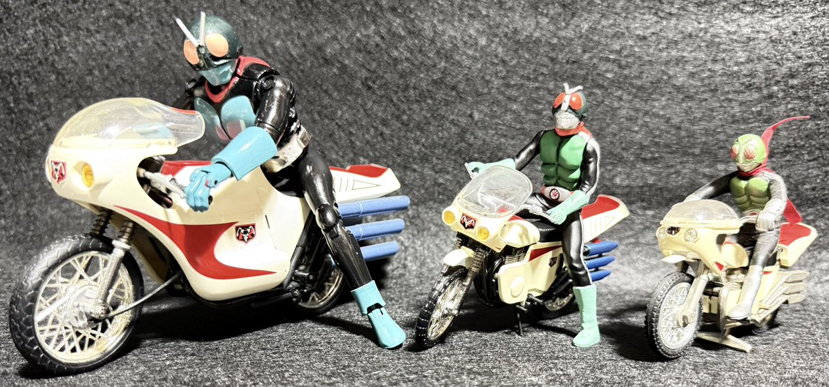 gavanhero's tweet photo. ポピニカと冠が付くサイクロン号たち。

ミニミニの1期2期は持ってないけど、今回旧1号旧2号だから新1号が駆るサイクロン号で良かったのかも😅

ミニミニサイクロン号って1/26だったんだなぁ。
という事は、サイクロン号以降のライダーマシンたち、キカイダーとか兜甲児のマシンなんかも1/26なのかもなぁ。

#ポピニカX装着変身
#装着変身仮面ライダー旧1号
#ポピニカ魂PX02サイクロン号
#装着変身改造
#本郷猛
#ポピー
#ポピニカ
#ポピニカスーパーマシン
#サイクロン号
#改造サイクロン
#ライダーマシン
#キカイダー
#キカイダー01