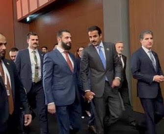 3nnadi's tweet photo. إن حقيقة عودة 1.9 مليون سوري نازح داخلياً و1.3 مليون لاجئ سوري من الخارج إلى ديارهم منذ تولي أحمد الشرع السلطة في عام 2024 لهو أمر مذهل.

إنها نهاية واحدة من أحلك الفصول في التاريخ العربي.

يغمرني شعور بالفخر لأن الشيخ تميم لم يلتقِ قط بالمجرم بشار الأسد منذ عام 2011، ولم يُعد فتح السفارة القطرية في دمشق رغم تطبيع جامعة الدول العربية علاقاتها مع النظام في عام 2023؛ بل إنه انسحب -في موقف لا يُنسى- قبل أن يتمكن بشار من إلقاء كلمته أمام الجامعة.

لقد صمدت قطر حتى الرمق الأخير ورفضت مصافحة "سفاح سوريا"، رغم انعدام الأمل وغياب أي م��شر على قرب النهاية. وبعد عام واحد، سقط النظام.

إن الوضوح الأخلاقي يؤتي ثماره دائماً، عاجلاً أم آجلاً.

ثم أصبح الشيخ تميم أول رئيس دولة يزور سوريا في أعقاب تحررها. وبإذن الله، س��كون أيضاً أول رئيس دولة يزور فلسطين المحررة بعد تحررها.