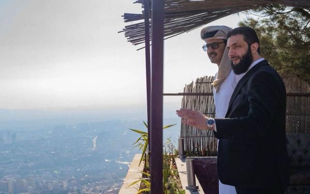 3nnadi's tweet photo. إن حقيقة عودة 1.9 مليون سوري نازح داخلياً و1.3 مليون لاجئ سوري من الخارج إلى ديارهم منذ تولي أحمد الشرع السلطة في عام 2024 لهو أمر مذهل.

إنها نهاية واحدة من أحلك الفصول في التاريخ العربي.

يغمرني شعور بالفخر لأن الشيخ تميم لم يلتقِ قط بالمجرم بشار الأسد منذ عام 2011، ولم يُعد فتح السفارة القطرية في دمشق رغم تطبيع جامعة الدول العربية علاقاتها مع النظام في عام 2023؛ بل إنه انسحب -في موقف لا يُنسى- قبل أن يتمكن بشار من إلقاء كلمته أمام الجامعة.

لقد صمدت قطر حتى الرمق الأخير ورفضت مصافحة "سفاح سوريا"، رغم انعدام الأمل وغياب أي م��شر على قرب النهاية. وبعد عام واحد، سقط النظام.

إن الوضوح الأخلاقي يؤتي ثماره دائماً، عاجلاً أم آجلاً.

ثم أصبح الشيخ تميم أول رئيس دولة يزور سوريا في أعقاب تحررها. وبإذن الله، س��كون أيضاً أول رئيس دولة يزور فلسطين المحررة بعد تحررها.