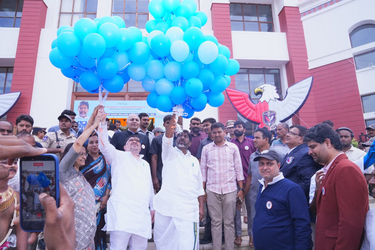 Ponnam_INC's tweet photo. శిల్పకళా వేదికలో ఈగల్ ఫోర్స్ & వికలాంగులు, సీనియర్ సిటిజన్లు మరియు ట్రాన్స్‌జెండర్ వ్యక్తుల సాధికారత శాఖ ఆధ్వర్యంలో నిర్వహించిన మాదక ద్రవ్యాల దుర్వినియోగం మరియు అక్రమ రవాణాకు వ్యతిరేక దినోత్సవ కార్యక్రమానికి ఉప ముఖ్యమంత్రి శ్రీ భట్టి విక్రమార్క గారితో కలిసి హాజరవడం జరిగింది .

ఈ కార్యక్రమంలో డీజీపీ సీవీ ఆనంద్ గారు, సందీప్ కుమార్ శాండిల్య గారు, సైబరాబాద్ సీపీ గారు, అనితా రామచంద్రన్ గారు, సినీ నటుడు రామ్ పోతినేని గారు, సినీ నటి మీనాక్షి చౌదరి గారు, ఇతర ఉన్నతాధికారులు పాల్గొన్నారు.

కార్యక్రమంలో భాగంగా మాదక ద్రవ్యాలకు దూరంగా ఉండాలని, మాదకద్రవ్యాల నిర్మూలనకు ప్రతి ఒక్కరూ తమ వంతు బాధ్యతగా కృషి చేయాలని ప్రతిజ్ఞ చేయడం జరిగింది . అనంతరం  యువతకు అవగాహన కల్పిస్తూ, మాదకద్రవ్యాల వల్ల కలిగే దుష్పరిణామాలను వివరించి, మత్తు పదార్థాలకు “నో” చెప్పి ఆరోగ్యకరమైన, బాధ్యతాయుతమైన సమాజ నిర్మాణానికి అందరం కలిసి పనిచేయాలని పిలుపు ఇవ్వడం జరిగింది.
@TelanganaCMO @INCIndia @INCTelangana @Bhatti_Mallu @cyberabadpolice @CVAnandIPS 
@ramsayz @Meenakshiioffl