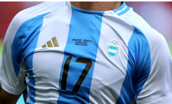 fede981's tweet photo. @MechiArruab @Aryaestaaca @aa_r__o___n @Loulogio_Pi Segun quien son mas importante? Si esta organizado pro FIFA porque no lleva el escudo de la AFA la camiseta?
Por otro lado, sabes que significan las estrellas y quienes las pueden llevar? https://t.co/623MMnoE2H