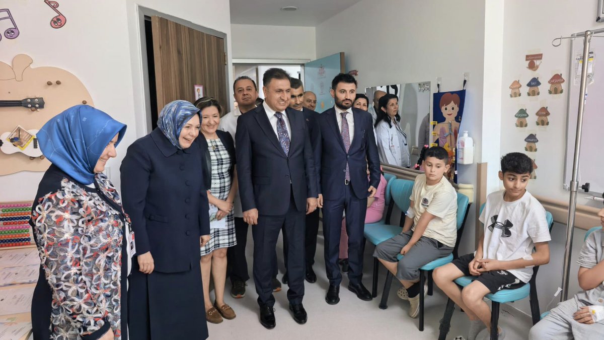 istanbulilmem's tweet photo. Millî Eğitim Bakan Yardımcımız Sayın Celile Eren Ökten ve İl Millî Eğitim Müdürümüz Murat Mücahit Yentür, “Öğrenerek İyileşiyorum” projemiz kapsamında Mehmet Akif Ersoy Göğüs Kalp ve Damar Cerrahisi Eğitim ve Araştırma Hastanesi bünyesinde eğitim gören öğrencilerimizin karne heyecanına ortak oldu.

​Tedavi süreçlerinde eğitimlerinden bir an olsun kopmayarak azim ve kararlılıkla büyük bir başarı gösteren tüm öğrencilerimizi yürekten tebrik ediyoruz. 

​Öğrencilerimize sağlıklı, huzurlu ve güzel bir tatil dönemi diliyoruz. 🙏🏼

​📍 Küçükçekmece

@tcmeb @Yusuf__Tekin @CelileErenOKTEN @MucahitYentur