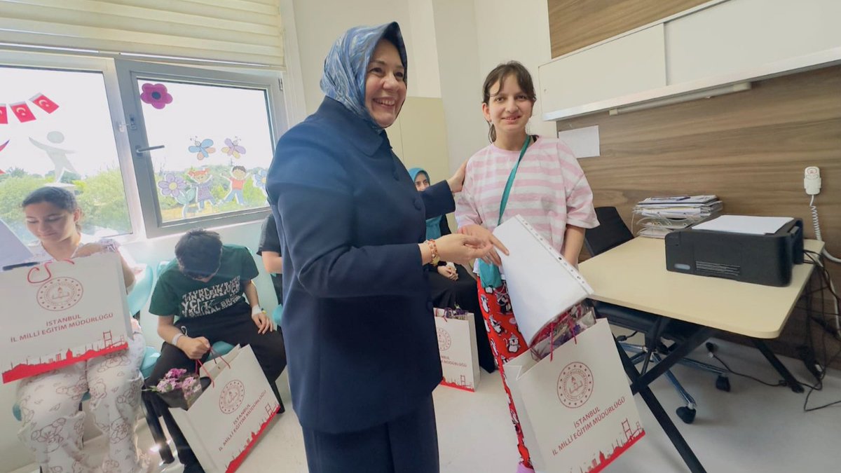 istanbulilmem's tweet photo. Millî Eğitim Bakan Yardımcımız Sayın Celile Eren Ökten ve İl Millî Eğitim Müdürümüz Murat Mücahit Yentür, “Öğrenerek İyileşiyorum” projemiz kapsamında Mehmet Akif Ersoy Göğüs Kalp ve Damar Cerrahisi Eğitim ve Araştırma Hastanesi bünyesinde eğitim gören öğrencilerimizin karne heyecanına ortak oldu.

​Tedavi süreçlerinde eğitimlerinden bir an olsun kopmayarak azim ve kararlılıkla büyük bir başarı gösteren tüm öğrencilerimizi yürekten tebrik ediyoruz. 

​Öğrencilerimize sağlıklı, huzurlu ve güzel bir tatil dönemi diliyoruz. 🙏🏼

​📍 Küçükçekmece

@tcmeb @Yusuf__Tekin @CelileErenOKTEN @MucahitYentur