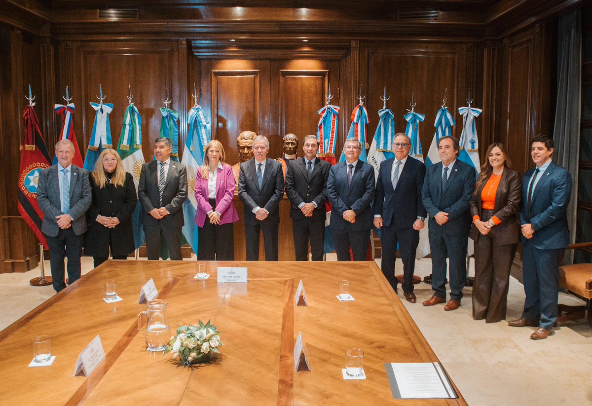 TeresitaMadera's tweet photo. En Santiago del Estero, junto a la Mesa Ejecutiva del Parlamento del Norte Grande y a la presidenta de FOVIRA, Verónica Magario, fuimos recibidos por el gobernador anfitrión Elías Suárez.

Conversamos sobre los desafíos que compartimos como región y la importancia de seguir fortaleciendo el trabajo conjunto entre las provincias para impulsar el desarrollo del Norte Grande, con más federalismo, integración y oportunidades para nuestra gente.

Gracias @EliasSuarezSDE y @CarlosSilvaNed1 por el cálido recibimiento y por el respeto institucional de siempre, fundamentales para seguir construyendo una agenda regional en beneficio de nuestro pueblo.