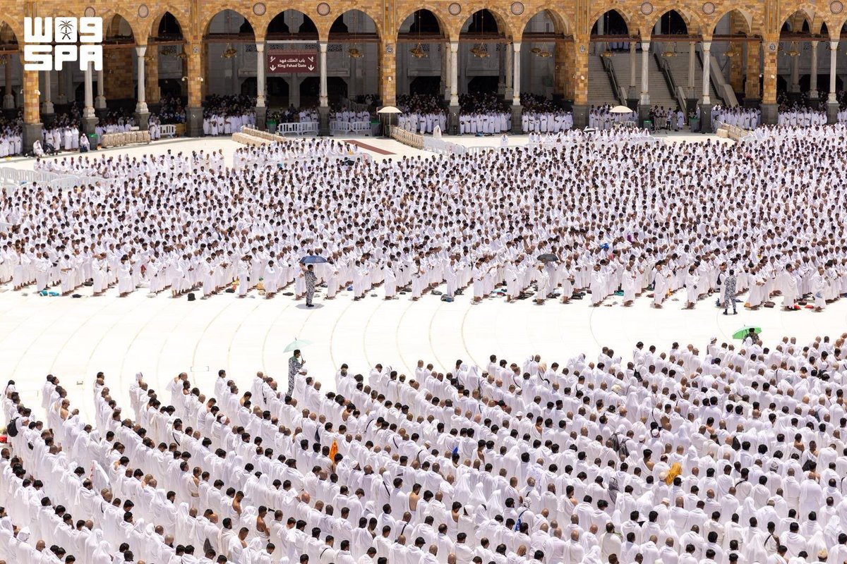 saudiexpat's tweet photo. Today at the Grand Mosque.. 🕋🤍

Thousands of worshippers gathered around the Holy Kaaba for Friday prayer, creating a breathtaking scene of faith, unity, and tranquility, standing together like one unshakable structure. https://t.co/ohyvxlKWxq