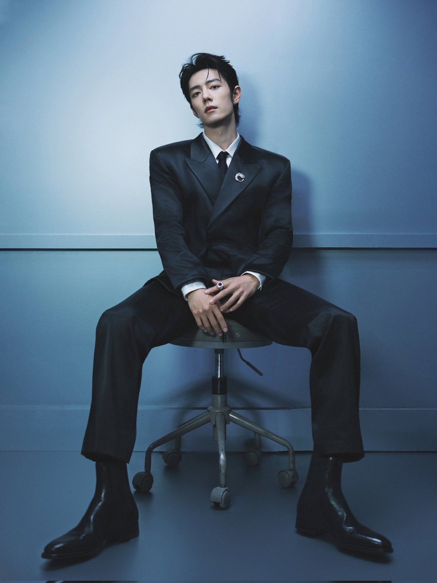 TenWoo13's tweet photo. 260626 2130 肖战工作室weibo
1/2
#第31届上海电视节# 春天的故事，夏天的延续，又见面了藏海。 @肖战 https://t.co/DGLjWhi50R