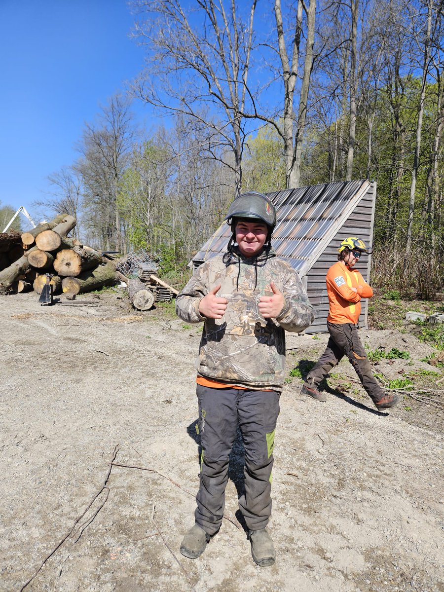 CLCTREESERVICES's tweet photo. We've had some other birthdays in the #CLCcrew to wind up the month. Cheers to these #birthdayboys — Gunnar and Drew! Two thumbs up to these crew.
#arblife #teamwork #ldnont https://t.co/WV7WCToAGe