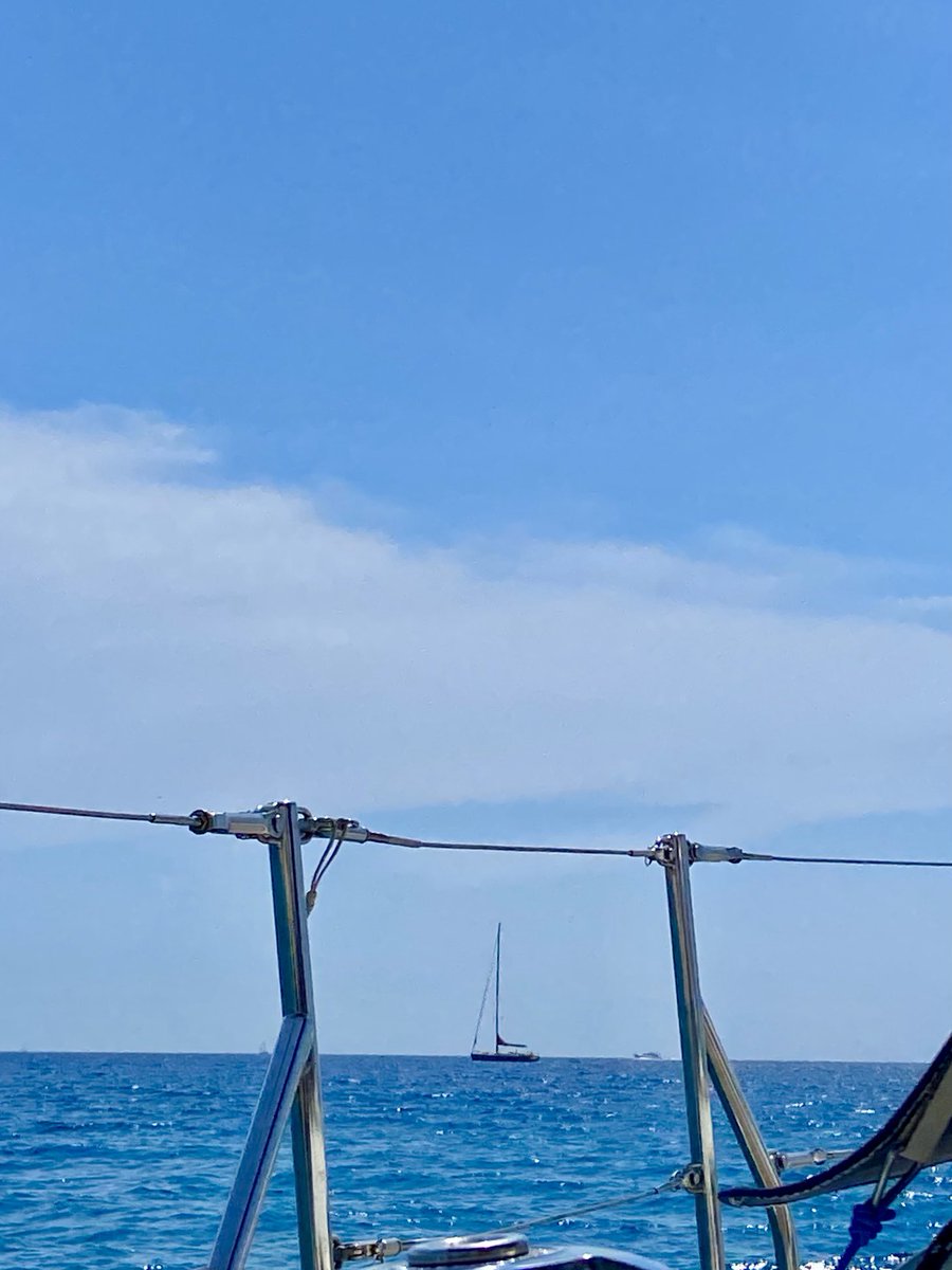 Whitecalex's tweet photo. Le vent porte un secret bleu⛵️ https://t.co/8cq3HulpyN