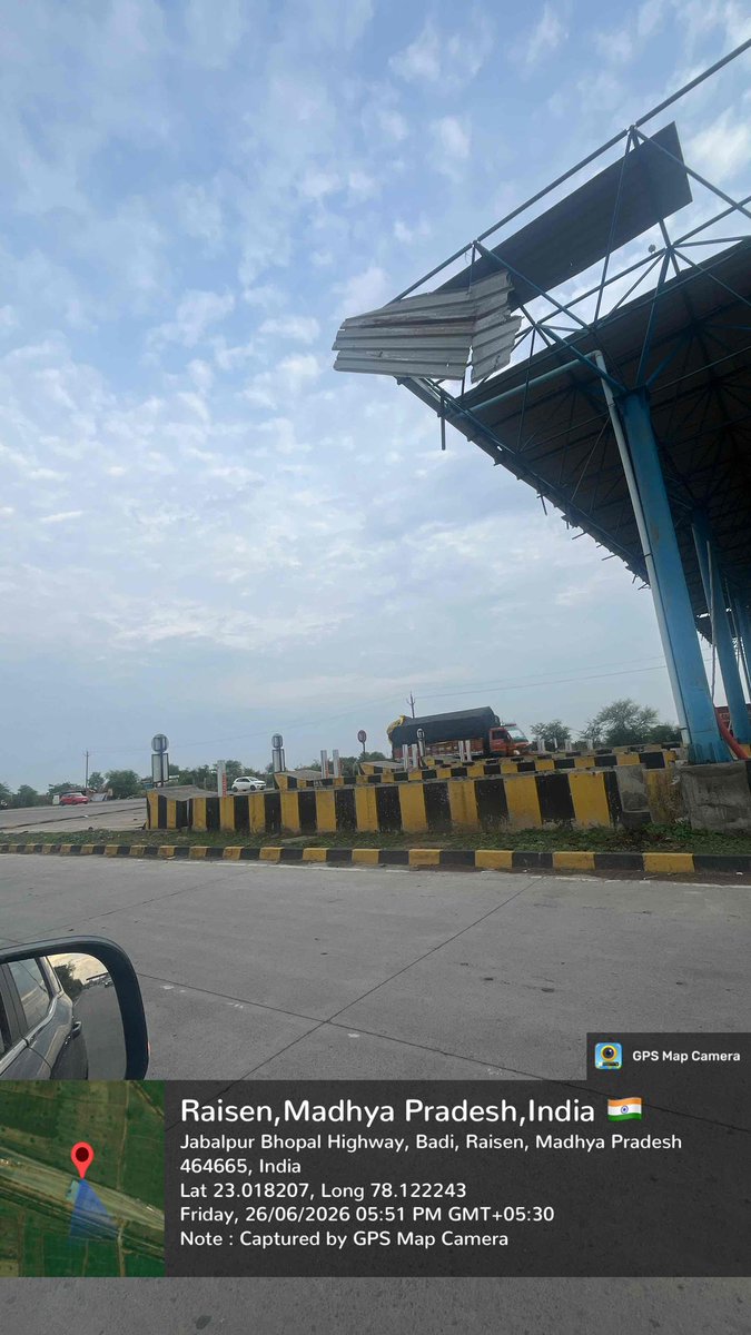 shalabh_44's tweet photo. @NHAI_Official  @MORTHIndia  At Harshili Toll Plaza on NH-45 (Bhopal–Jabalpur Highway), Raisen, large roof metal sheets are damaged and hanging loose in the air. They could fall anytime and cause serious injury or even loss of life.

Immediate repair and safety action required. https://t.co/MAiGRSDept