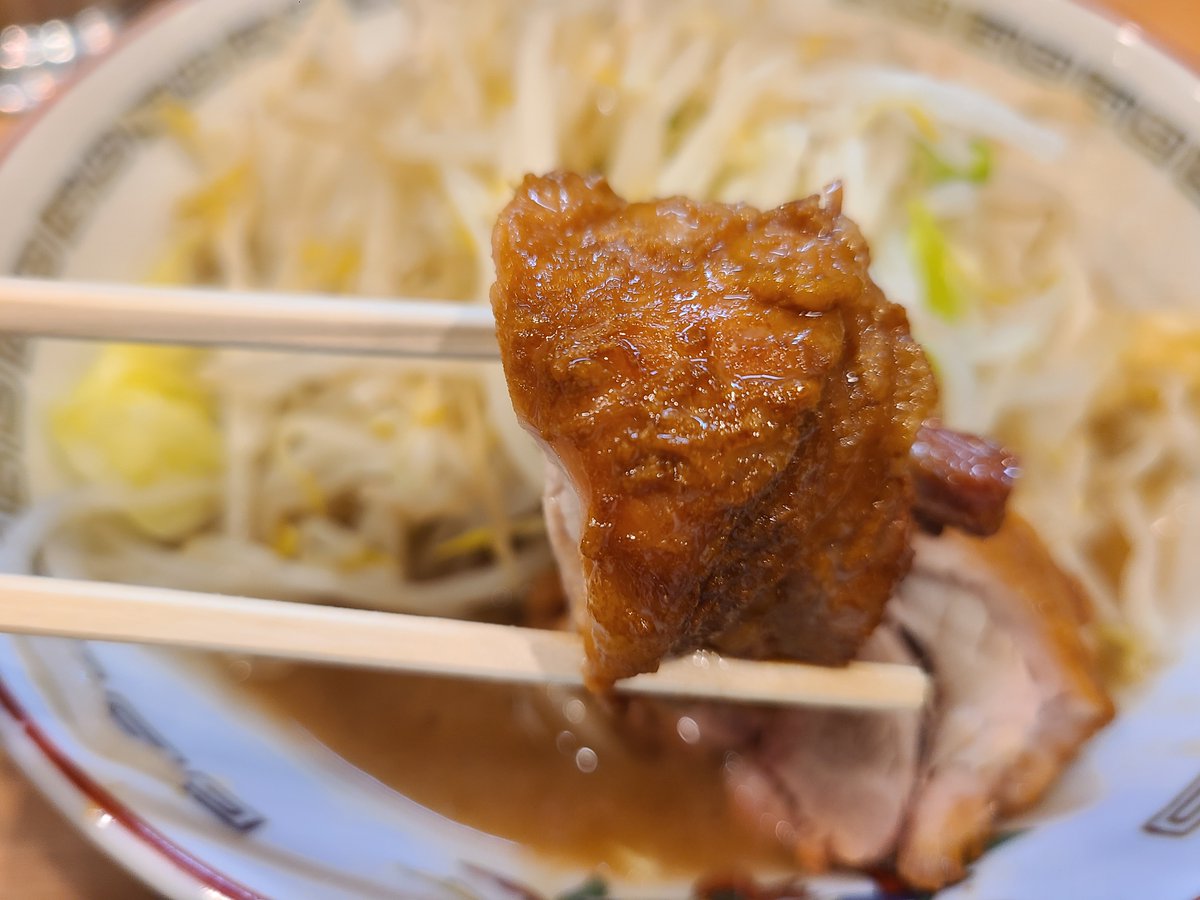 TW_SHOSHO's tweet photo. 🍜26年 店ラー 15杯 豚山 小ラーメン
舌と脳に刻まれた記憶は定期的にお店に引きつけます。このチャーシューはいつ食べてもたまらない。😆(260227)
#ラーメン #豚山 #二郎系 https://t.co/cNDdmesPFf