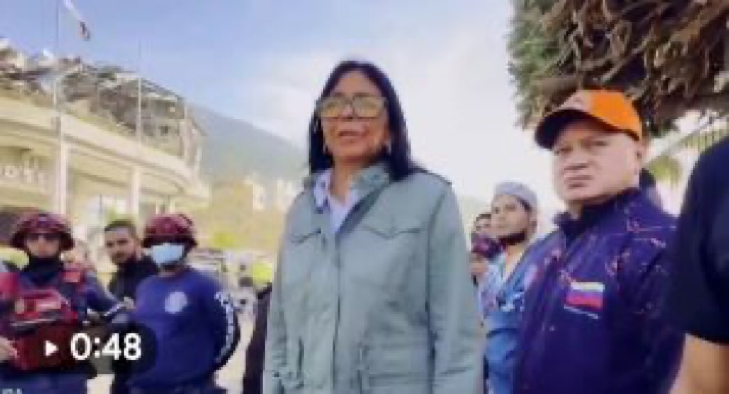 Proctologo's tweet photo. El único sitio en venezuela donde hubo seguridad ayer, fue donde llegaron Delcy y Diosdado a la Guaira para evitar que le cayeran decenas de miles de venezolanos encima y los aplasten. https://t.co/VqbLK2z2A7
