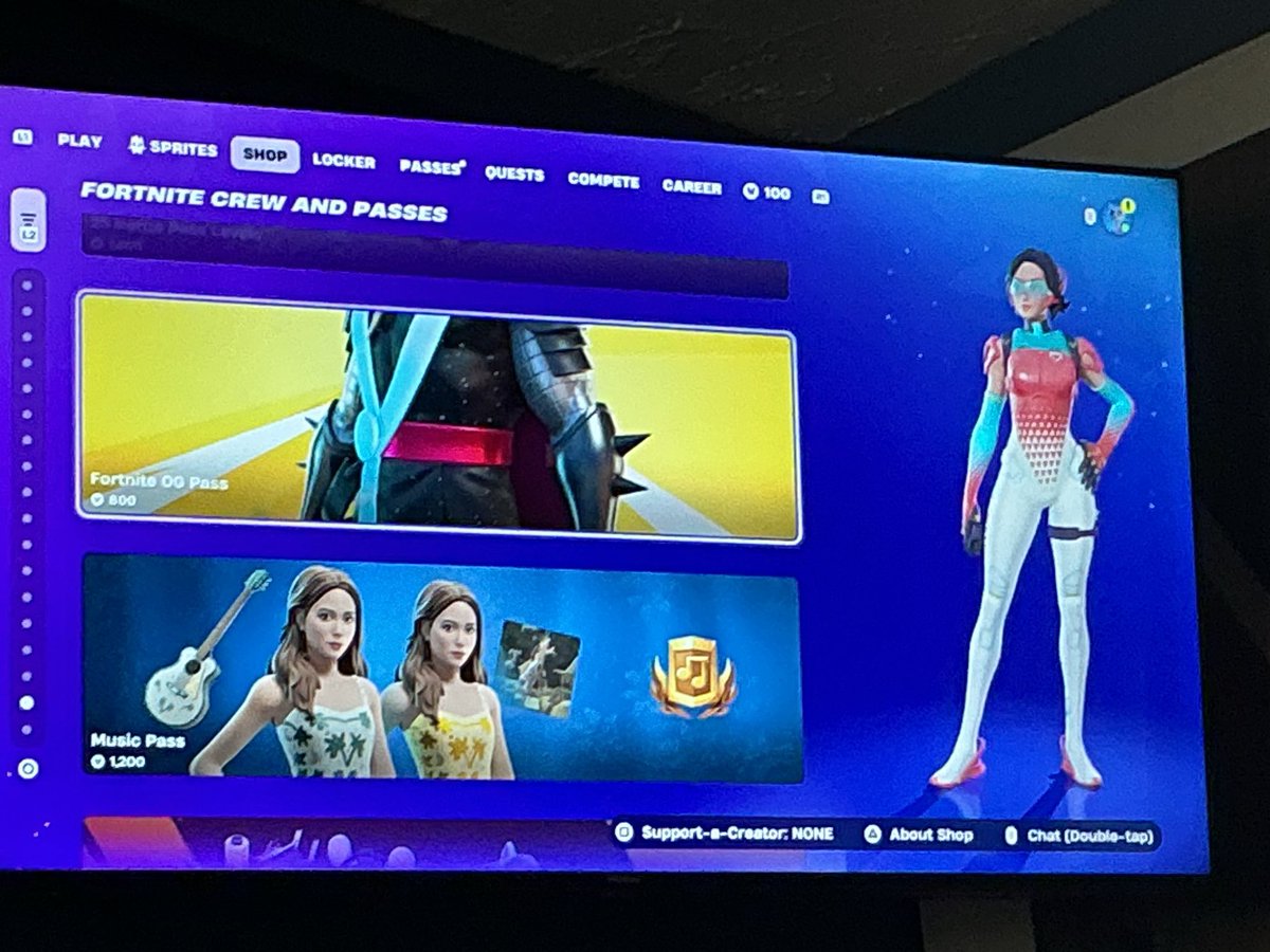 c00lguy011's tweet photo. @Fortnite the OG pass photo is zoomed in Thor, pls fix https://t.co/d04ujP02sH