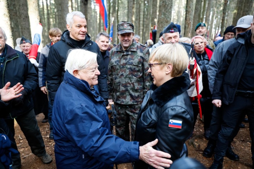 zver_martin's tweet photo. MUSARJEVA JE BILA IZVOLJENA zaradi ideološke pripadnosti. Sicer pa ni primerna za to funkcijo, ne po zunanji konstrukcije še manj po usposobljenosti in razumski razsodnosti. Oseba, ki jo za vrat drži Kučan, ne more biti predsednica vseh državljanov, ker jih deli na naše in vaše. https://t.co/2t97aC1jlS