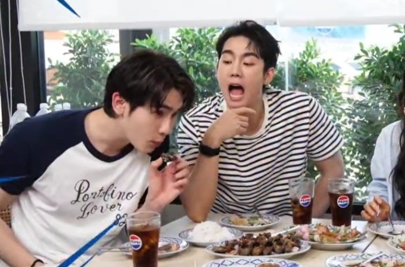 BrIgHtWiNFoReV6's tweet photo. บุ๊คดูดปู คนที่เกร็งที่สุด ไม่ใช้บุ๊ค แต่เป็นฟอส ลุ้นว่า บี๋จะทำได้มั๊ย 

🦊 : อ้ามมมม ดูด!!!

🍅 : (ดูดเต็มแรง สำลัก) // เหมือนชีไม่ได้ดูด ชีเป่า 😂 55555

3GLUR PEPSI X FORCE CIIZE
#3เกลอชวนEATbyเป๊ปซี่มิตรชวนกินEP1 https://t.co/5bOPzzbrPu