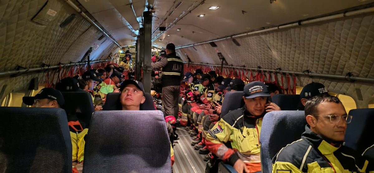 FFAAECUADOR's tweet photo. #Pichincha | Las Fuerzas Armadas del Ecuador, a través de la Fuerza Aérea Ecuatoriana, desplegaron las aeronaves C-130 Hércules y C-295 para trasladar a contingente de bomberos rescatistas hacia Venezuela, fortaleciendo la ayuda humanitaria.

#EcuadorUnaSolaFuerza
#FFAAContigo https://t.co/3foqFFGwgE
