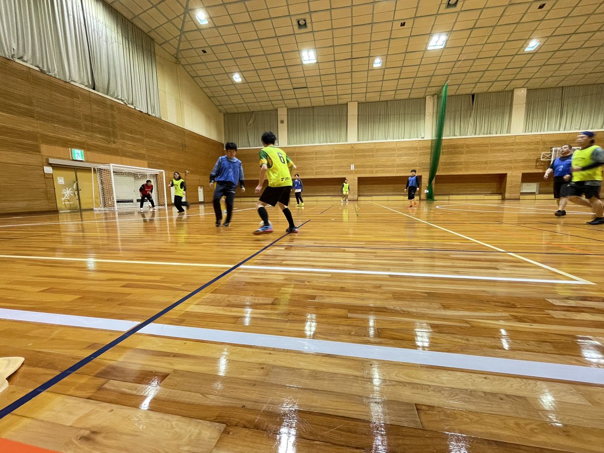 CFP_staff's tweet photo. 本日6/26(金)個人参加フットサル「ココサル」は18名様ご参加くださいました✨

ココサル最後の体育館⚽️
ここんとこ雨でカオスだったので半ば強引に体育館開催wい��も通りみんなで楽しく走り回りました♪

今週土日はイベントのためココサルはお休み⚽️
来週月火でラスト！ご参加お待ちしております🙇‍♂️ https://t.co/fRDdFLr828