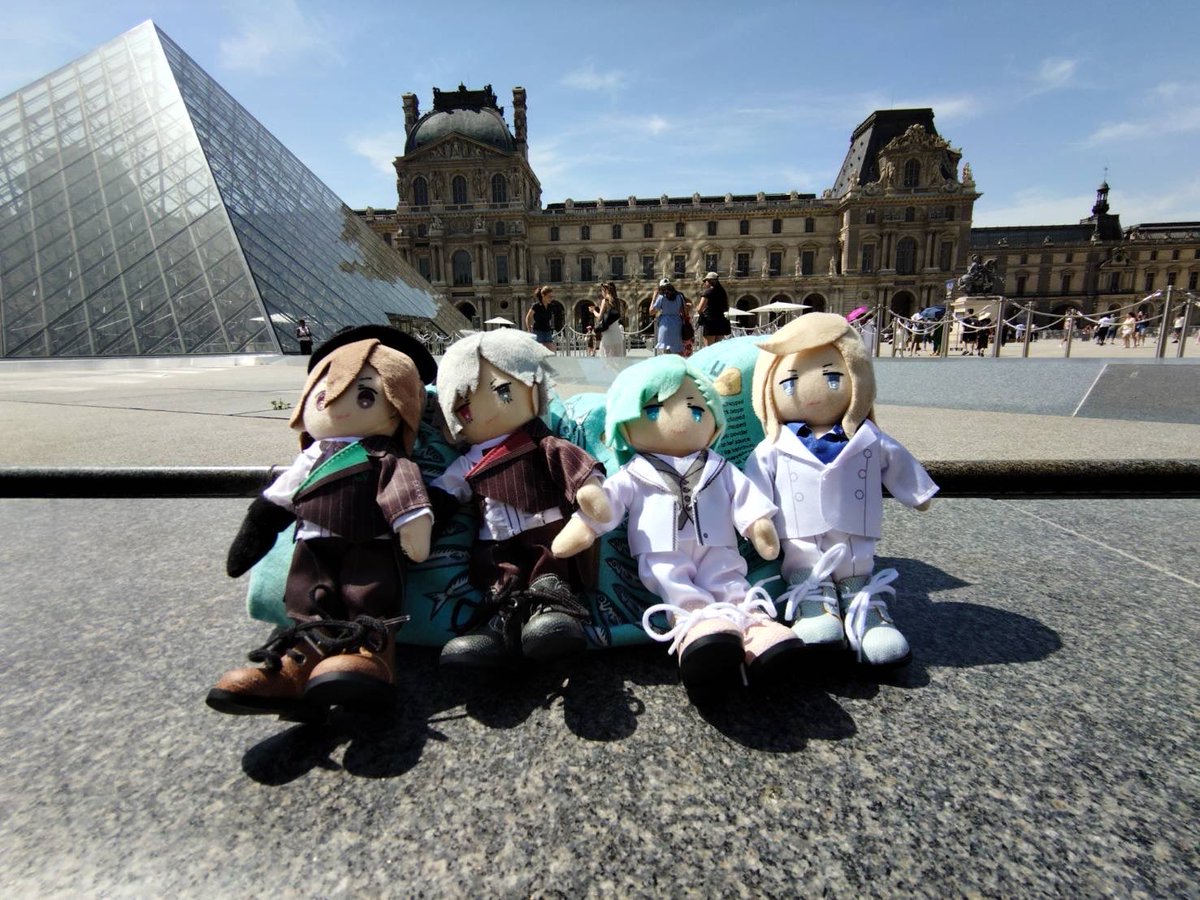 sakanatobanana's tweet photo. あのせっかくだから灼熱のルーブル美術館前で高らかに歌う3人のターゲットジュエルたちも🥹🫰本当に面白さがオンリーワンでナンバーワンだよ、まいらすしか怪盗衣装持ってなかったの惜しい〜〜〜！！ https://t.co/EP6QRY4kHv