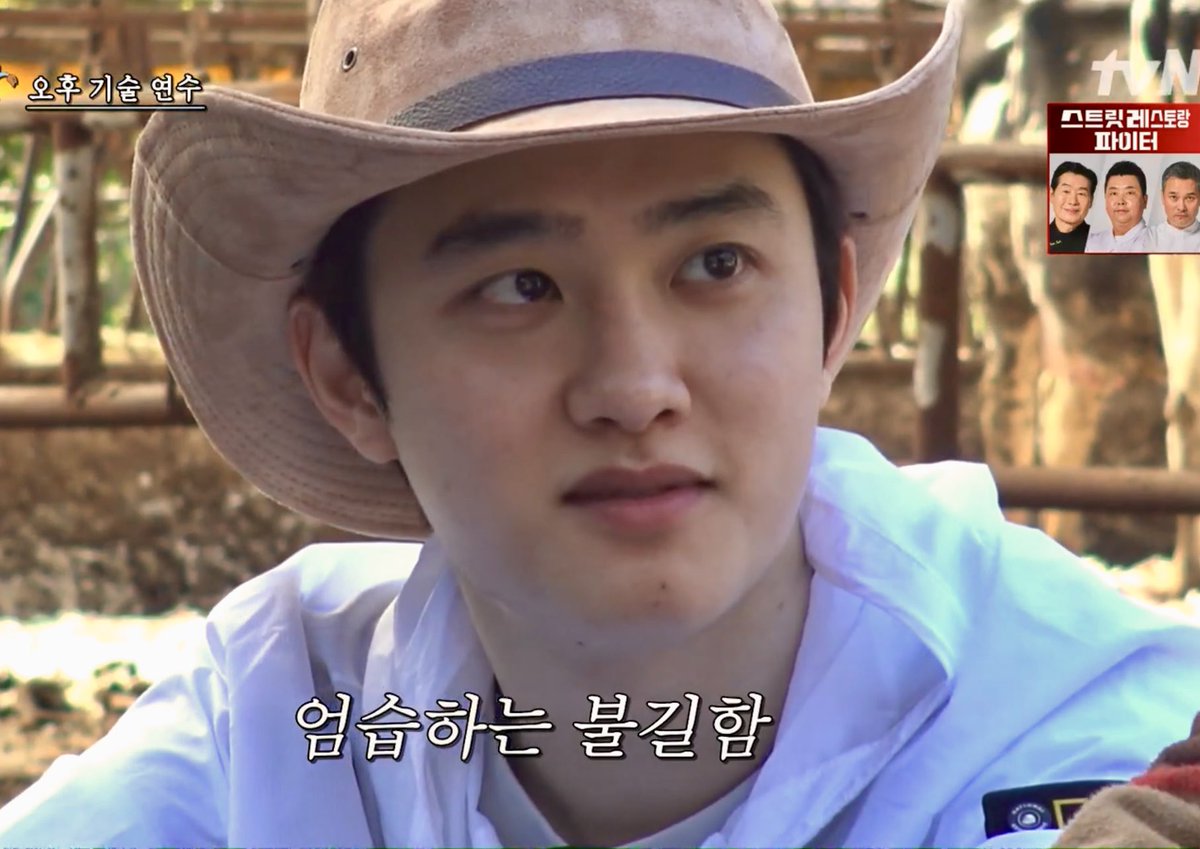 westwindy77's tweet photo. 흰색 바람막이 입으니 미모가 더 사네!!!
오늘도 상당히 아름다우신 쌩얼을 마구 자랑해주심!!!
콩팥 시리즈 넘 좋다고 생각하는 부분이 
도경수 쌩얼 + 무방비한 모습 실컷 볼 수 있는거 
거기에 일머리 좋은 모습까지!!! 
히히 도경수 어디까지 매력 넘칠거야?! 
너 자꾸 이러면 나 평생 네 팬 밖에는 못해