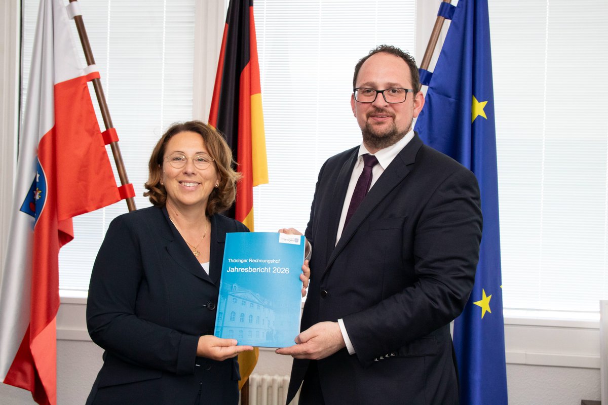ThuerLandtag's tweet photo. Heute übergab die Präsidentin des Thüringer Rechnungshofs, Kirsten Butzke, ihren Jahresbericht 2026 an Landtagspräsident Dr. Thadäus König am Rande des #plenumth |s. Hier geht's demnächst zum Bericht: 👉 https://t.co/dNM0QXH08e 👈 https://t.co/XHlcAwzpkU