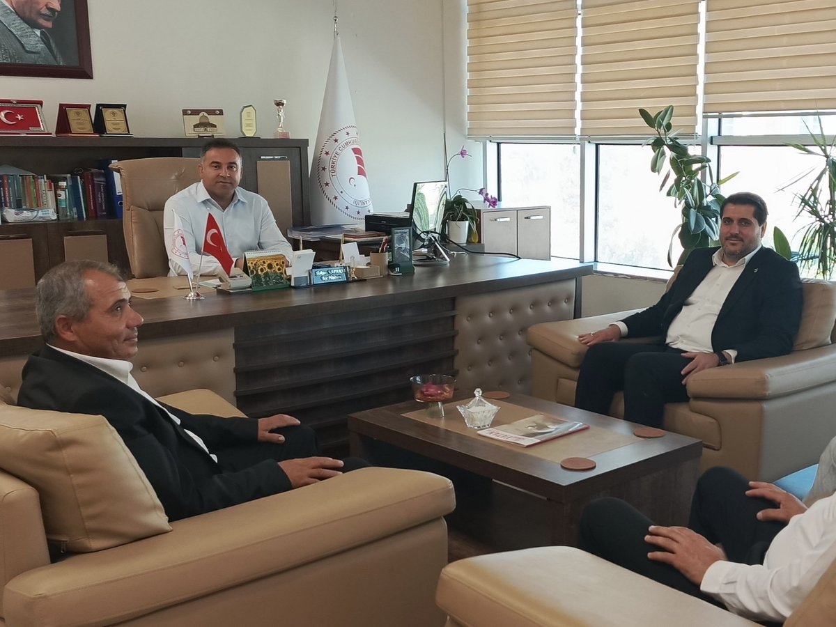 MSerifDurmaz's tweet photo. 📍Manavgat 

İlçe Tarım ve Orman Müdürü Hakan Kapaklı'yı ziyaret ettik. 

Antalya'nın sera politikasını ve artan tarımsal faaliyetleri konuştuk. https://t.co/5GvdrdxfWw