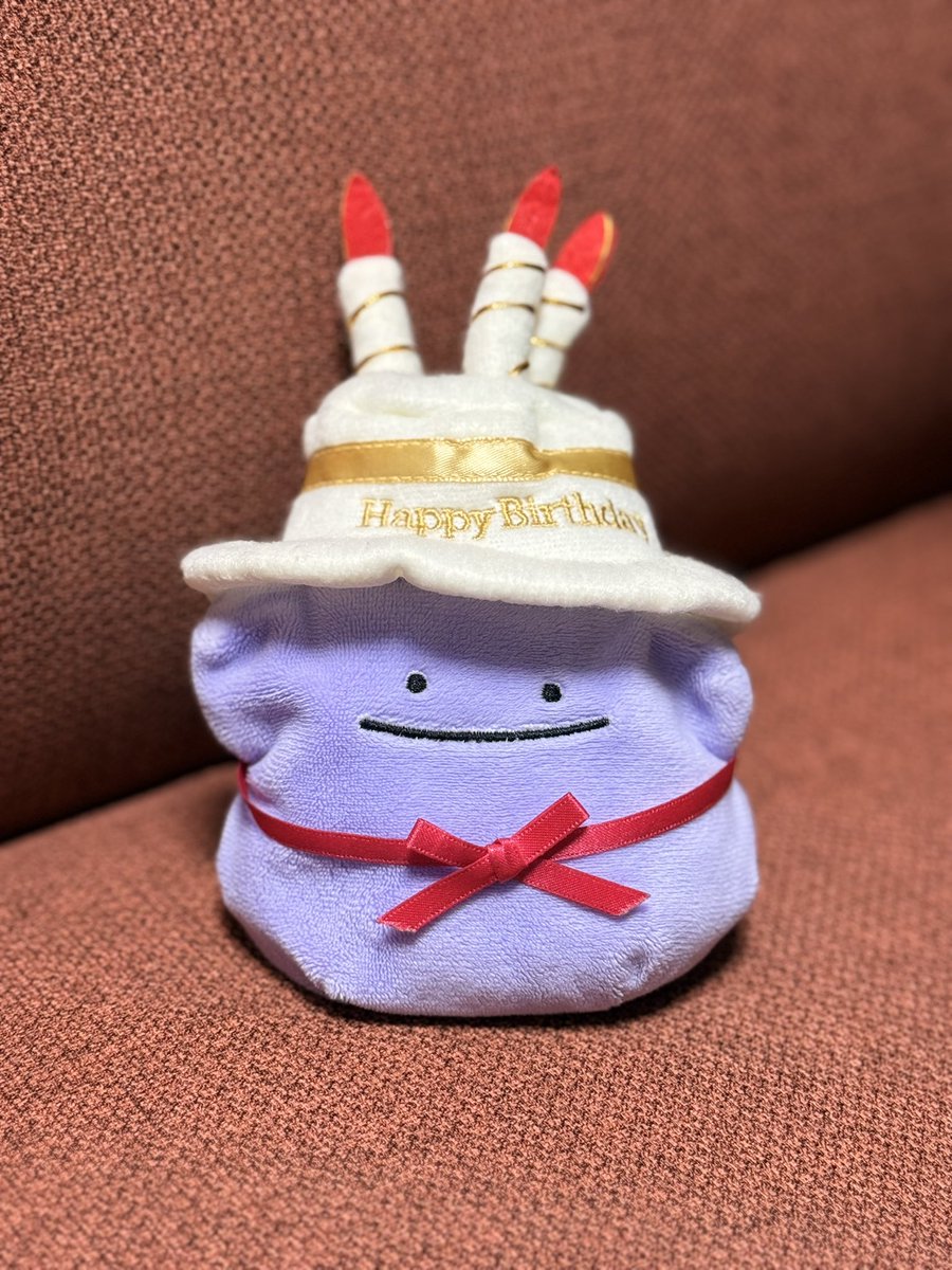 shage_96's tweet photo. 🎉本日はメタモさんのお誕生日(お迎え記念日)🎂

メタモさん(4さい)になりました⟆͟ ͠ ･͟･𑁤
今年はケーキを作りました🎂

クリームの扱いが難しすぎて見た目はアレですが、大きなケーキが出来てメタモさんはご満悦でした( ◜ω◝ )

メタモさんのおかげでお友達がいっぱい出来たよ！ありがとね〜！
これからもいっぱいお出かけしようね〜✨