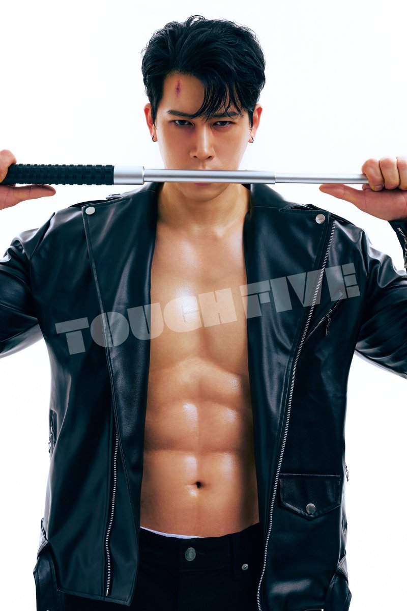 TOUCHFIVE_jp's tweet photo. 2026 SHOW MUSICAL《TOUCH FIVE》

━━━━━━━━━━
🔥 メンバー紹介 🔥
━━━━━━━━━━

「◤ LEO ◢」

大人の色気をまとった仕草や表情に目が離せない🥀

あなたの推しは見つかりましたか？❤️‍🔥

📍大阪 9/24-27
📍東京 10/1-4
🎫https://t.co/mbyswp7zjp

#TOUCHFIVE
#LEO https://t.co/rFdC3i0cH6
