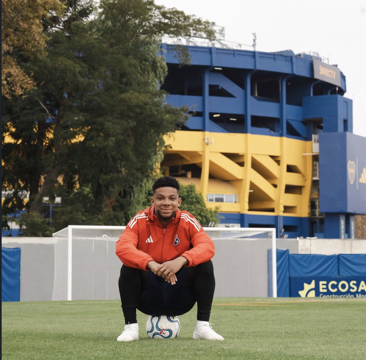PSierraR's tweet photo. 🚨 Frank Fabra (35) renueva oficialmente su contrato en el #DIM, bajo mejores condiciones, por un año y medio más (hasta diciembre de 2027) 🔴🔵 https://t.co/2ff01aVnTf