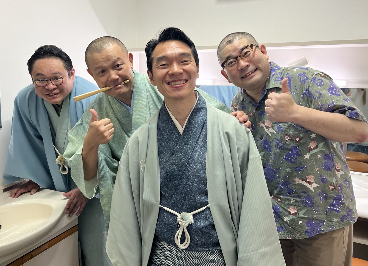 hikoichikumite's tweet photo. 下丸子落語倶楽部。雨にも関わらず完売で賑やかで明るいお客様。
楽屋も陽気にあの頃の雑誌「明星」のようにと一枚。
なんだか「若旦那とその仲間たち」のように。それはそれでばんざい！
明日台風どうぞお気をつけてお過ごし下さいす。 https://t.co/eJ5ZTbf3ei