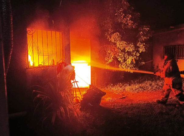 ZonaCNoticias's tweet photo. La Dirección de Protección Civil y Bomberos de Jojutla, informó que la noche de ayer se atendió de manera oportuna un reporte de incendio en un domicilio con establecimiento comercial, ubicado en la colonia Los Pilares. https://t.co/BgAYZdP576