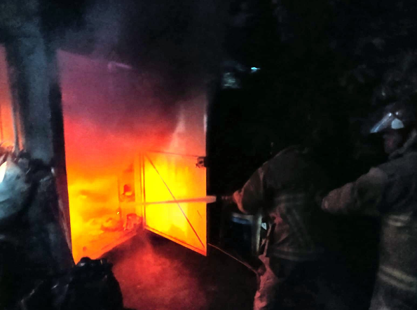 ZonaCNoticias's tweet photo. La Dirección de Protección Civil y Bomberos de Jojutla, informó que la noche de ayer se atendió de manera oportuna un reporte de incendio en un domicilio con establecimiento comercial, ubicado en la colonia Los Pilares. https://t.co/BgAYZdP576