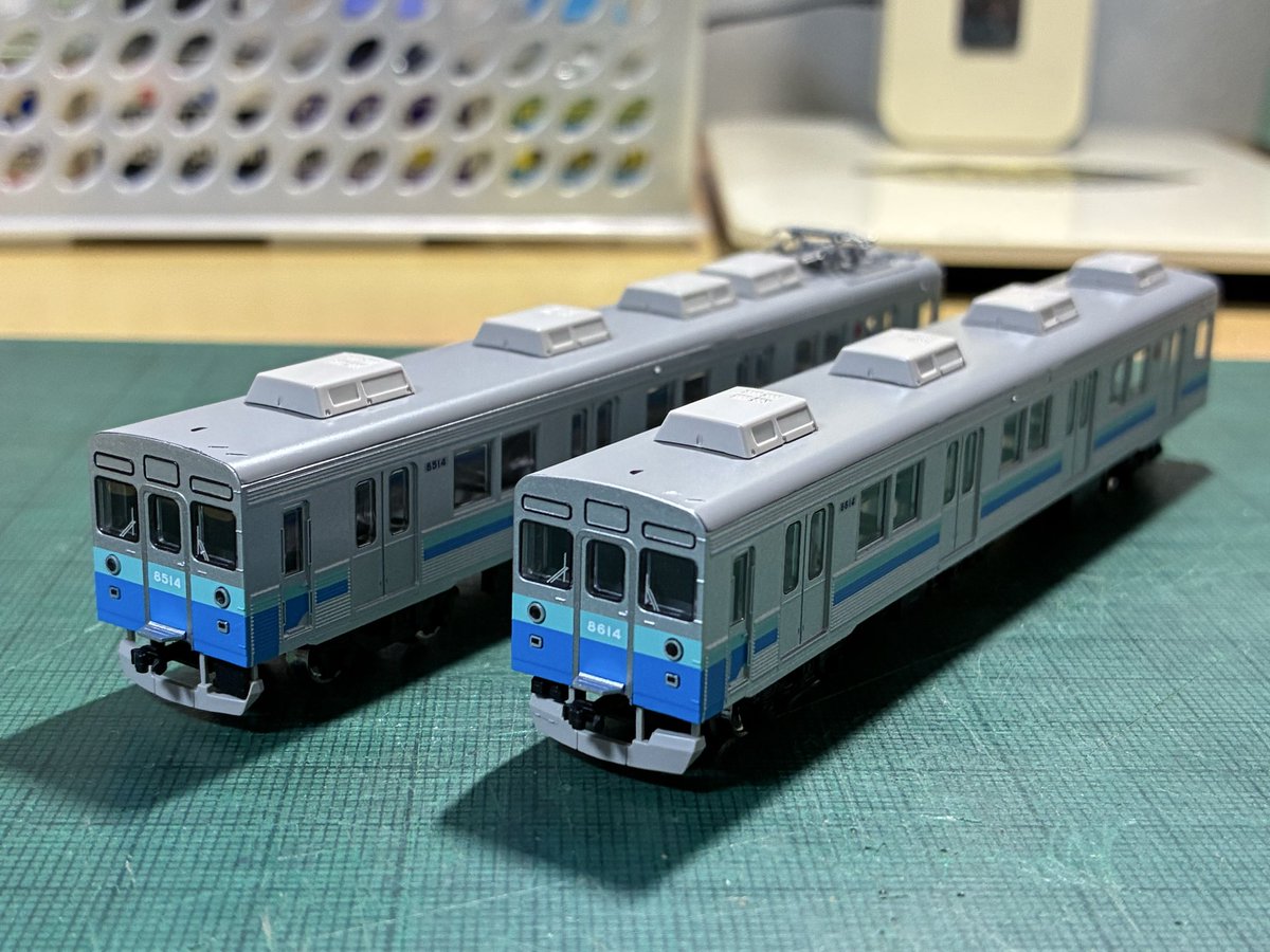 ITama7908's tweet photo. 部屋の整理をしてたら東急8614F伊豆のなつ号タイプが出てきた💦最近新規で製品化されたけど価格が…💸このままだと違和感あるのでクーラー、排障器、ヒューズボックス(デハ8775以外)の交換と床下機器の手入れをしようと思います😆 https://t.co/sSMJORSE5J