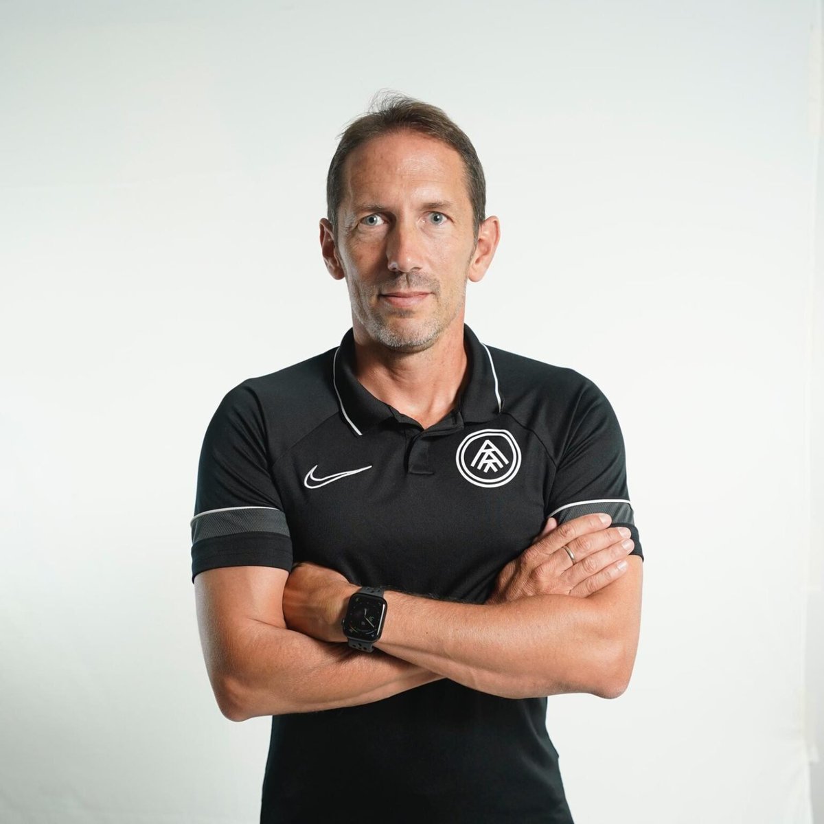 FarioliTasie's tweet photo. Jong #Ajax begint met een vernieuwde en internationale staf aan het nieuwe seizoen.
โ Carlos #Garcรญa (๐ช๐ธ, 41) Hoofdtrainer
โ Toni #Astorgano (๐ช๐ธ, 44) Assistent-trainer
โ Urby #Emanuelson (๐ณ๐ฑ, 38) Assistent-trainer
โ Juan Pablo #Colinas (๐ช๐ธ, 45) Keeperstrainer
โช๏ธ๐ดโช๏ธ https://t.co/GrX5EoKz8E