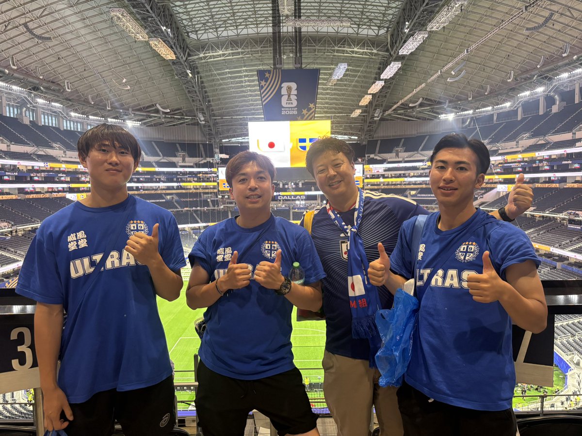 KK08457957's tweet photo. 🇯🇵VS🇸🇪
△1ー1
GS2位通過。

京都サンガF.C.のユニを着てる海外の方も見つけた👏

最後は京都組🇯🇵4人で🤝

続きを見れなくて非常に悔しいが
この予選3試合で一旦🇯🇵に帰国。

日本🇯🇵の為に出来る事、
やれる事は全力でやった。

残ったメンバーに託して一旦帰国します🙌

#京都サンガ
#W杯
@sangafc https://t.co/fqkytHqlsi