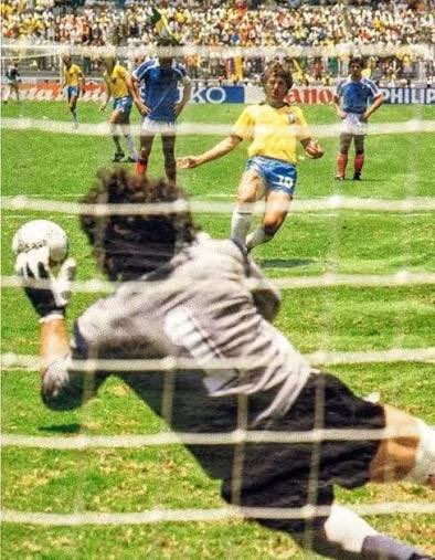 udo1976's tweet photo. @MMittermeier Fliegenfänger wie einst Joël Bats bei der WM ‚86 in Mexiko 🇲🇽 - trotzdem damals im Viertelfinale gegen Brasilien 🇧🇷 im Elfmeterschießen weitergekommen und gegen Deutschland 🇩🇪 mit Rudi Völler, Kalle Rummenigge u. Toni Schumacher im HF dann 0:2 verloren mit Platini u. a. ⚽️ https://t.co/9A9iyd4rWU