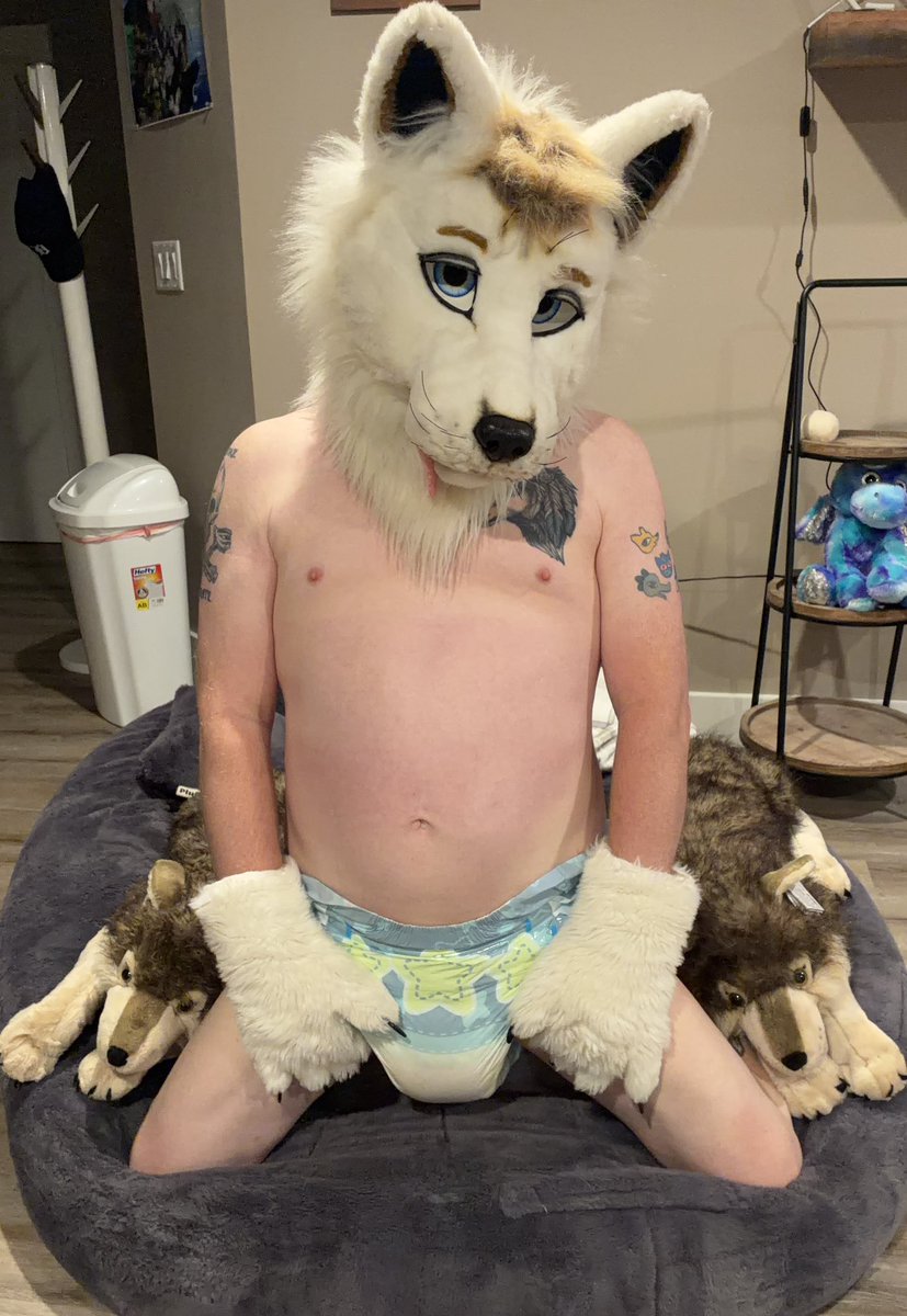 damaronwolf's tweet photo. Happy big diaper Friday!! https://t.co/PxehnDR4Fi