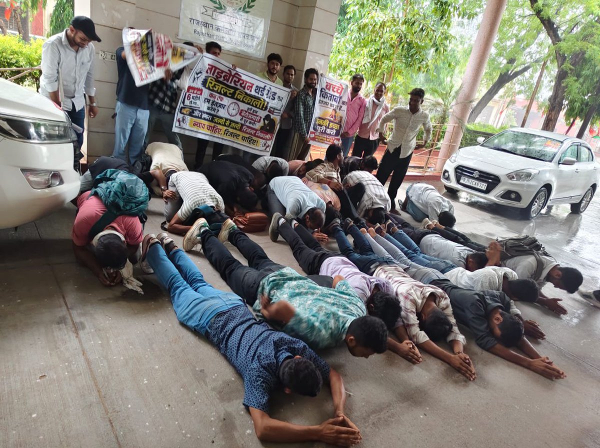 singh_rama58507's tweet photo. राजस्थान पुस्तकालयाध्यक्ष ग्रेड-3 भर्ती का अंतिम परिणाम तुरंत घोषित हो। बेरोजगारों को न्याय दें।
#पुस्तकालय_अंतिम_परिणाम_जारी_करो
#लाइब्रेरियन_परिणाम_जारी_करो
#लाइब्रेरियन_भर्ती_को_रोजगार_मेले_में_शामिल_करो https://t.co/TJtfkM7yKj