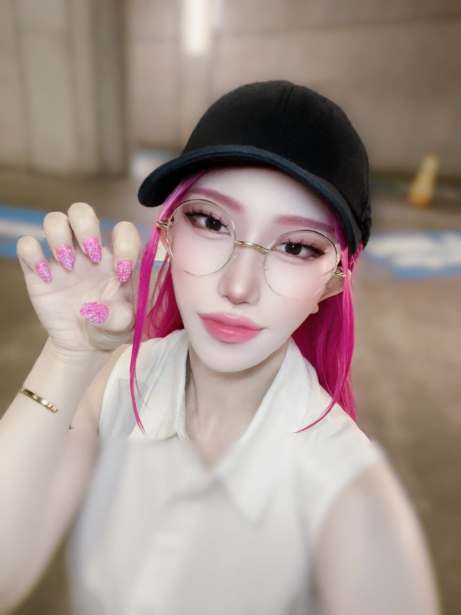 __meeechi's tweet photo. ミラのメイクとトップス変えたらKポドルミジできるやないかい✋🏻 ウィッグは加工で色薄くすればいける🩷🩷🩷 https://t.co/XBSi8Ka8ET